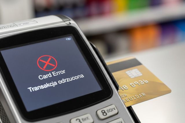 Dlaczego terminal odrzuca kartę i co robić w takiej sytuacji?
