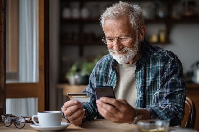 Czy karta kredytowa dla emeryta to dobry pomysł? Korzyści i wyzwania